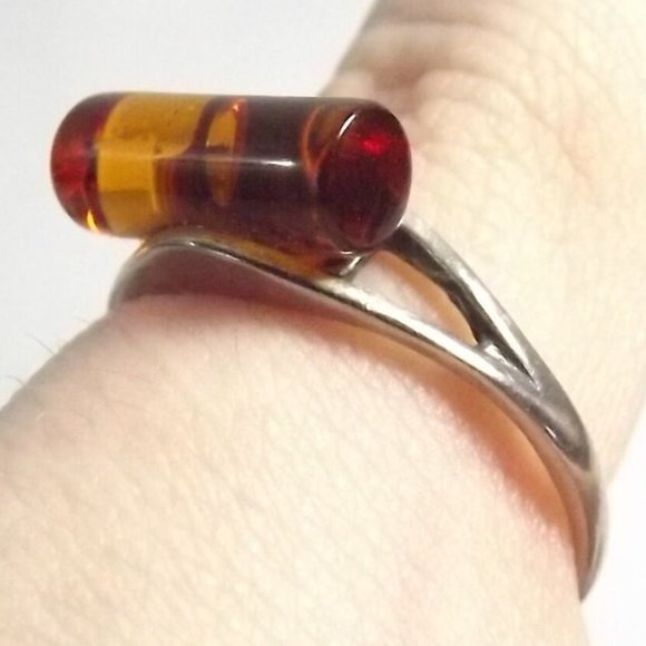 Vintage Sterling Silver 925 Marked Ring with Amber Cylinder, Size 8 - Picture 5 of 6